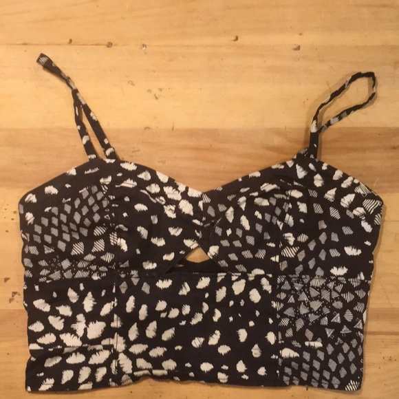 silence + noise Tops - Silence & Noise M BW Print Cut Out Crop Top